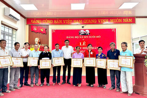 Đảng uỷ xã Sin Suối Hồ trao Huy hiệu Đảng đợt 2/9