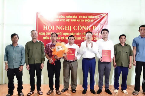 Chủ tịch UBND xã Sin Suối Hồ chủ trì Hội nghị công bố Nghị quyết, Quyết định sắp xếp, tổ chức lại bản trên địa bàn xã tại bản Hoàng Liên Sơn