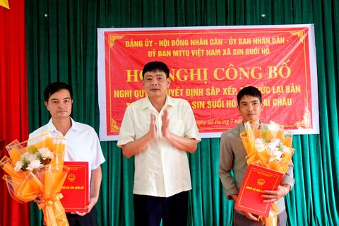 Bí thư Đảng ủy xã Trịnh Văn Đoàn dự và chỉ đạo Hội nghị công bố Nghị quyết, Quyết định sắp xếp, tổ chức lại bản trên địa bàn xã tại bản Thèn Sin.
