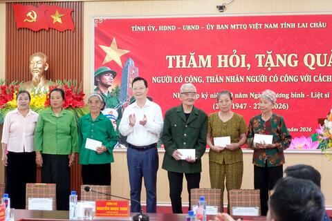Đồng chí Nguyễn Ngọc Vinh - Phó Bí thư Tỉnh ủy, Chủ tịch UBMTTQVN tỉnh thăm, tặng quà các gia đình người có công trên địa bàn xã Sin Suối Hồ