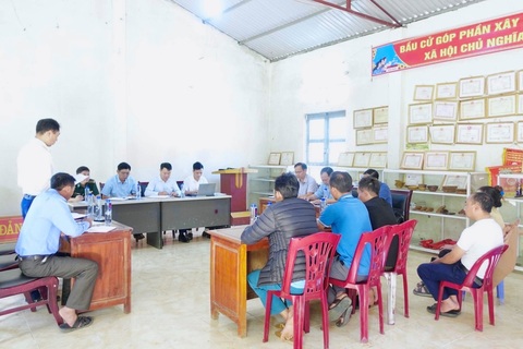 Đoàn công tác của Đảng ủy xã Sin Suối Hồ làm việc với bản Sin Suối Hồ