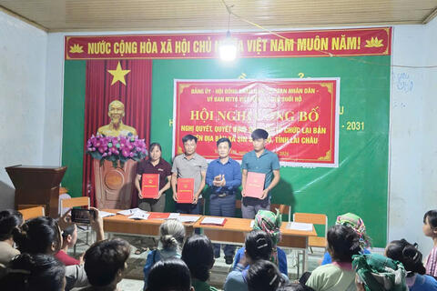 Hội nghị công bố Nghị quyết, Quyết định sắp xếp, tổ chức lại bản trên địa bàn xã tại bản Mỏ
