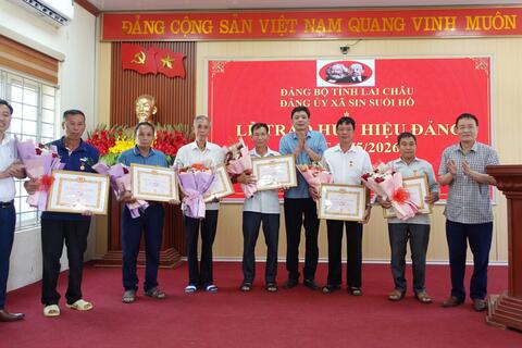 Đảng uỷ xã Sin Suối Hồ trao Huy hiệu Đảng đợt 19/5