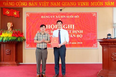Đảng uỷ xã Sin Suối Hồ tổ chức hội nghị công bố Quyết định về công tác cán bộ